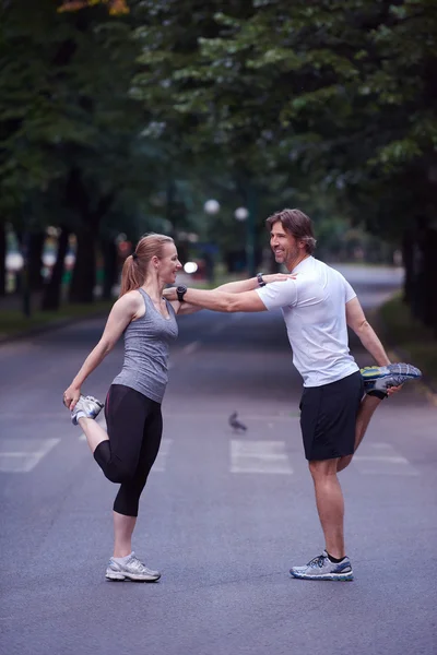 Jogging casal alongamento — Fotografia de Stock