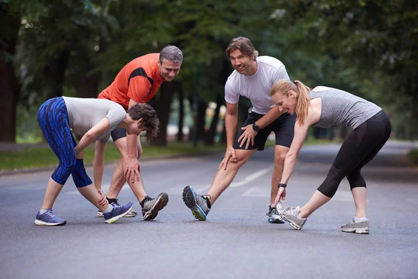 Joggen Mensen Groep Stretching Het Park Voor Training — Stockfoto