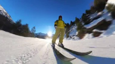Mükemmel hazırlanmış bir yamaçta birinci şahıs kayak macerasının heyecanını yaşayın. Serinletici dağ manzarasının, parlak kış güneşinin ve ferahlatıcı açık hava aktivitesinin tadını çıkarın..