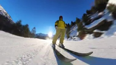 Mükemmel hazırlanmış bir yamaçta birinci şahıs kayak macerasının heyecanını yaşayın. Serinletici dağ manzarasının, parlak kış güneşinin ve ferahlatıcı açık hava aktivitesinin tadını çıkarın..