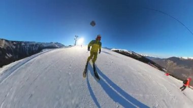 Temiz mavi bir gökyüzünün altında el değmemiş bir dağ yamacında kayarken birinci şahıs görüntüsünün neşesini yaşayın. Kış sporları ve açık hava maceraları için mükemmel bir gün. Güzel, kar içinde.