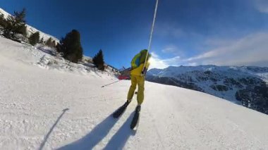 Temiz mavi bir gökyüzünün altında el değmemiş bir dağ yamacından inen tek bir kayakçının heyecanını hissedin. Parlak güneş, karla kaplı engin manzarayı aydınlatıyor. Nefes kesici bir manzara sunuyor.
