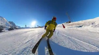 Yokuş aşağı kaymanın heyecanını birinci şahıs perspektifinden yaşayın, temiz mavi, güneşli kış gökyüzünün altında el değmemiş bir dağ yamacında taze karları oyarak..