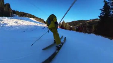 Muhteşem bir kış gününde Alpler 'de el değmemiş, güneşli bir kayak yamacını oymanın neşesini yaşayın. Temiz havanın ve çarpıcı dağ manzarasının tadını çıkar..