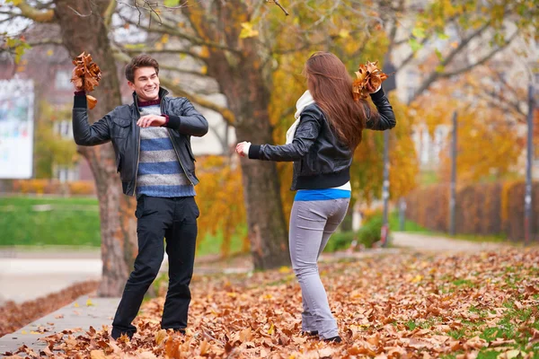 Pareja joven romántica — Foto de Stock