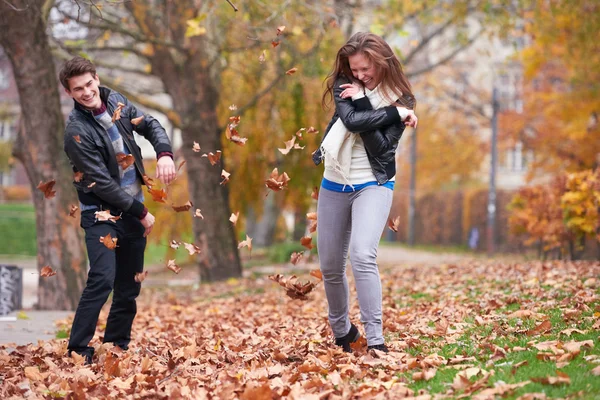 Pareja joven romántica — Foto de Stock