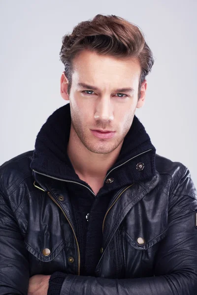 Yakışıklı genç adam portresi