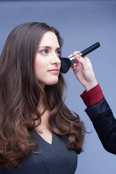 Retrato de mujer en el estudio durante el maquillaje aplicar — Foto de Stock