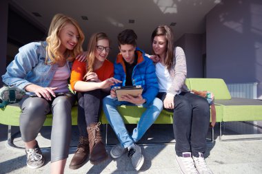 okul projesi üzerinde çalışma öğrenci grubu