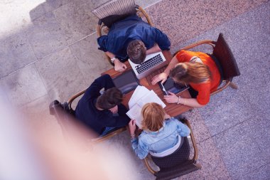 Öğrenci grubu okul projesinde birlikte çalışıyor.