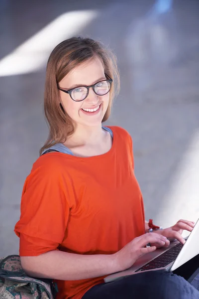 Studente ragazza con computer portatile — Foto Stock