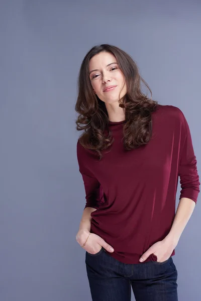 Retrato de mujer joven aislada — Foto de Stock