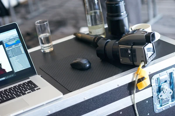 Фотокамера среднего формата, подключенная к ноутбуку — стоковое фото