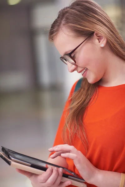 Student meisje met laptopcomputer — Stockfoto