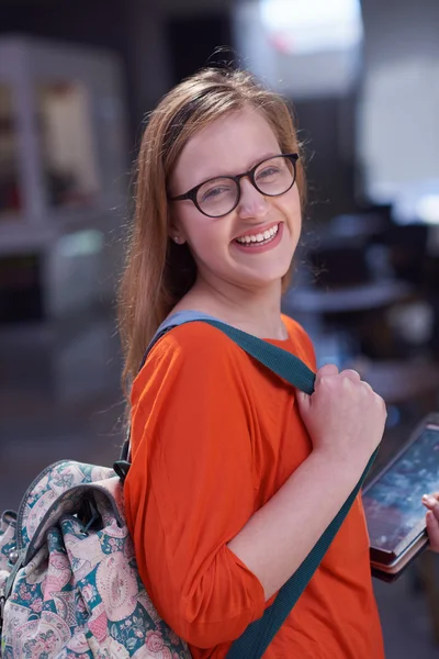 Estudiante chica con ordenador portátil — Foto de Stock