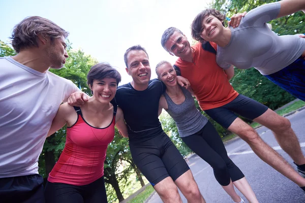 Jogging grupo de pessoas se divertindo — Fotografia de Stock