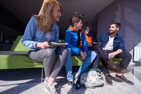 Studenter-gruppen arbetar med skolprojekt — Stockfoto