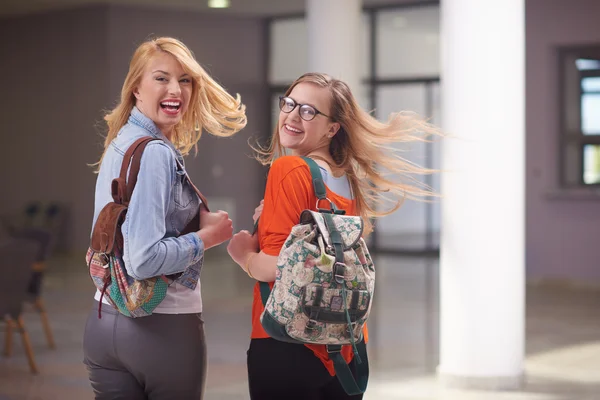 Lycklig student tjejer — Stockfoto