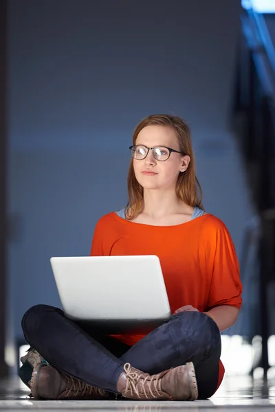 Student meisje met laptopcomputer — Stockfoto