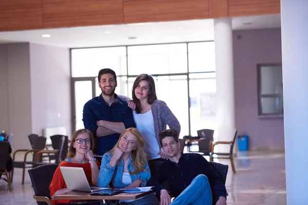 Studentengruppe Steht Als Team Moderner Schuluniversität Zusammen Teamwork Geschäftskonzept — Stockfoto