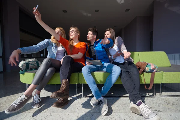 Groupe d'étudiants prenant selfie — Photo