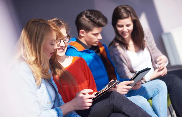 Studenter-gruppen arbetar med skolprojekt — Stockfoto