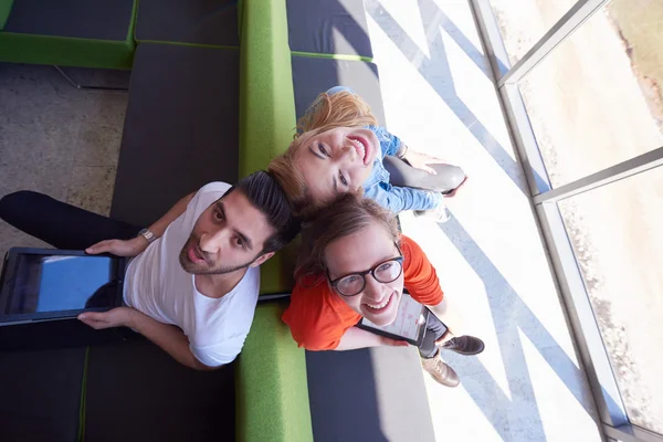 Grupo de estudiantes trabajando juntos en el proyecto escolar —  Fotos de Stock