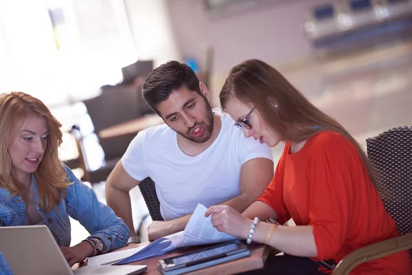 Studentengruppe arbeitet gemeinsam an Schulprojekt — Stockfoto