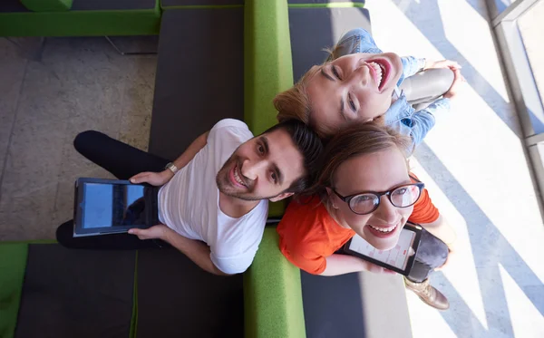 Gruppo di studenti che lavorano insieme al progetto scolastico — Foto Stock