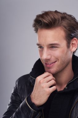 Yakışıklı genç adam portresi