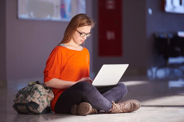 Menina estudante com computador portátil — Fotografia de Stock