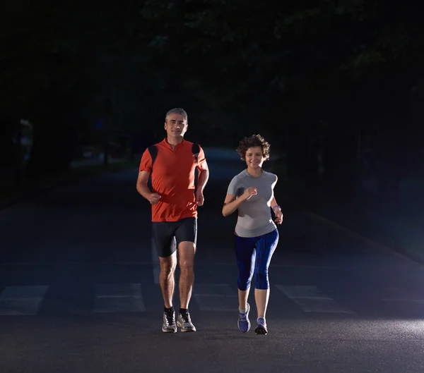 Paar joggt am frühen Morgen — Stockfoto