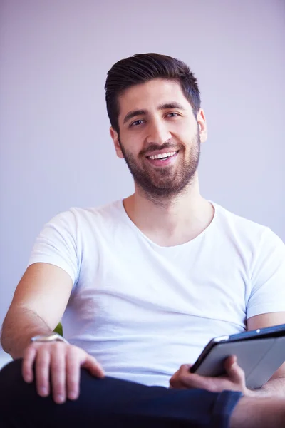 Estudiante trabajando en tableta —  Fotos de Stock