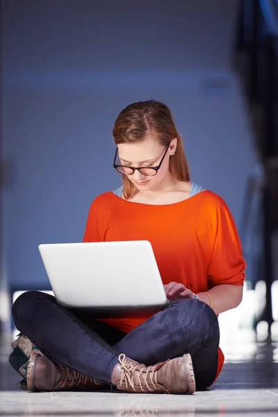 Menina estudante com computador portátil — Fotografia de Stock