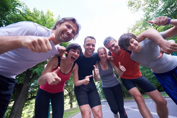 Jogging-Gruppe mit Spaß — Stockfoto