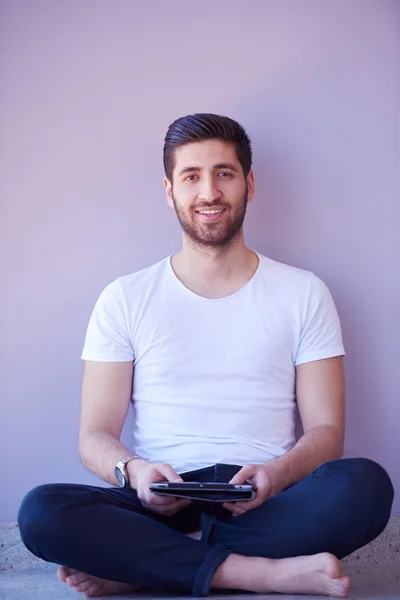 Estudiante trabajando en tableta — Foto de Stock