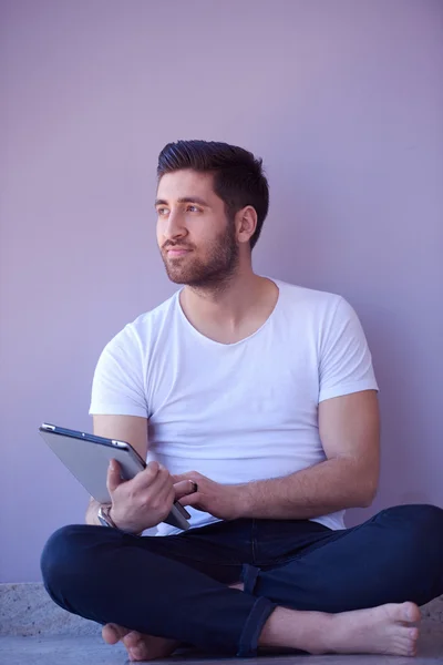 Estudiante trabajando en tableta —  Fotos de Stock