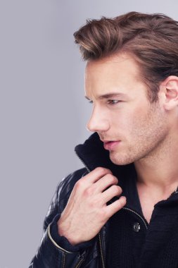 Yakışıklı genç adam portresi