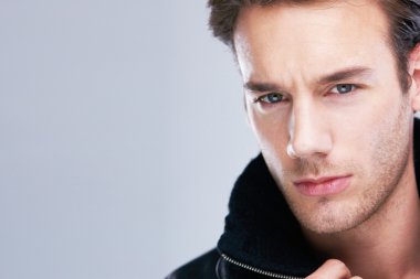 Yakışıklı genç adam portresi