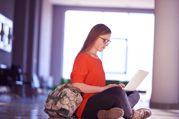 Menina Estudante Feliz Trabalhando Computador Portátil Escola Moderna Universidade Dentro — Fotografia de Stock