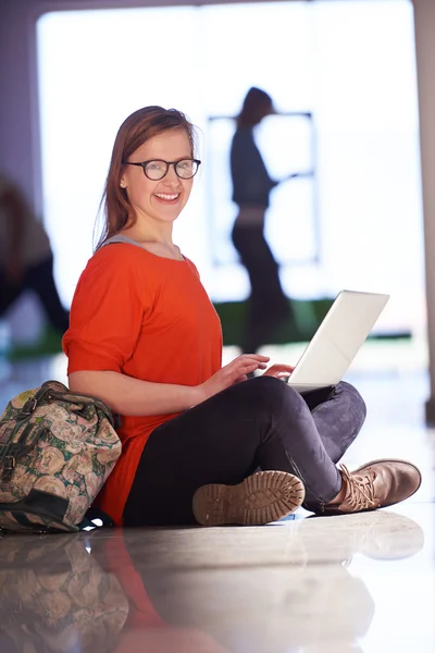 Estudiante chica con ordenador portátil —  Fotos de Stock