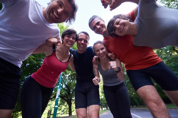 Jogging-Gruppe mit Spaß — Stockfoto