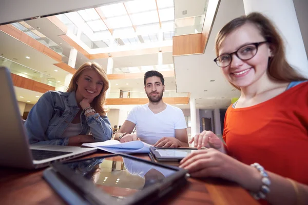 Skupina studentů pracujících společně na školním projektu — Stock fotografie