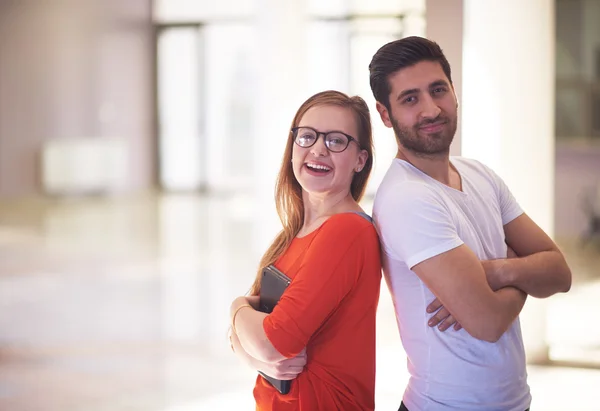 Gelukkig Studenten Paar Staan Samen Universiteit Campus Interieur — Stockfoto