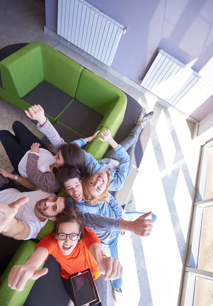 Grupo de estudantes que trabalham no projecto escolar — Fotografia de Stock