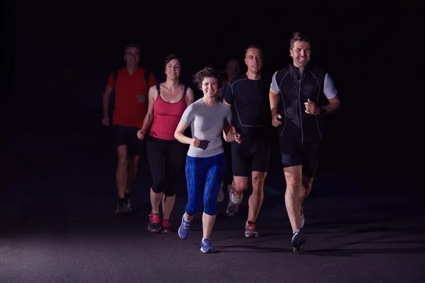 Pessoas grupo jogging à noite — Fotografia de Stock