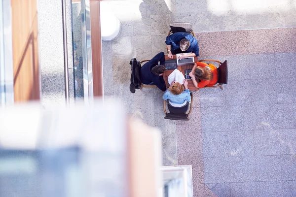 Öğrenci grubu okul projesinde birlikte çalışıyor.