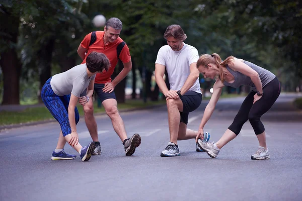 Jogging Lidé Skupina Protahování Parku Před Tréninkem — Stock fotografie