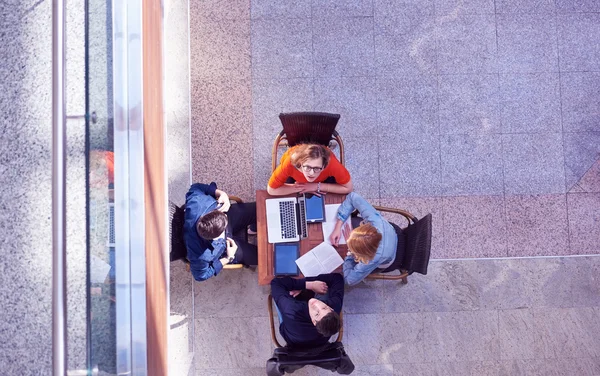 Studenten groep werken aan schoolproject samen — Stockfoto