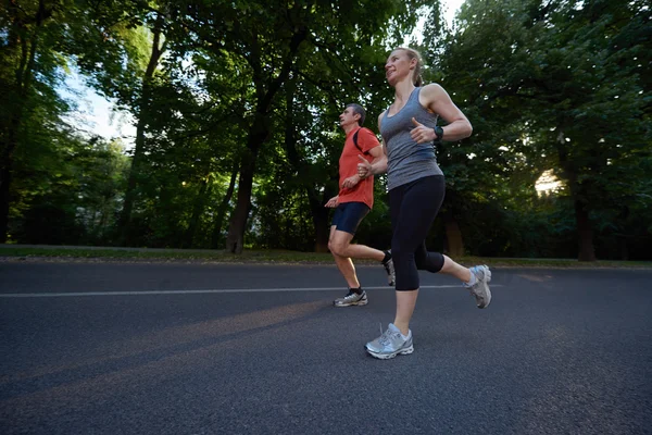 城市体育健康夫妇慢跑 — 图库照片